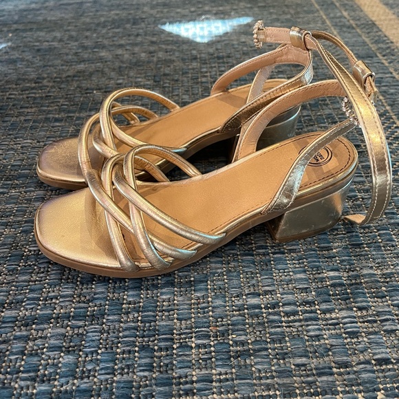 Wonder Nation Gold Strappy Kids Sandals - Picture 2 of 4